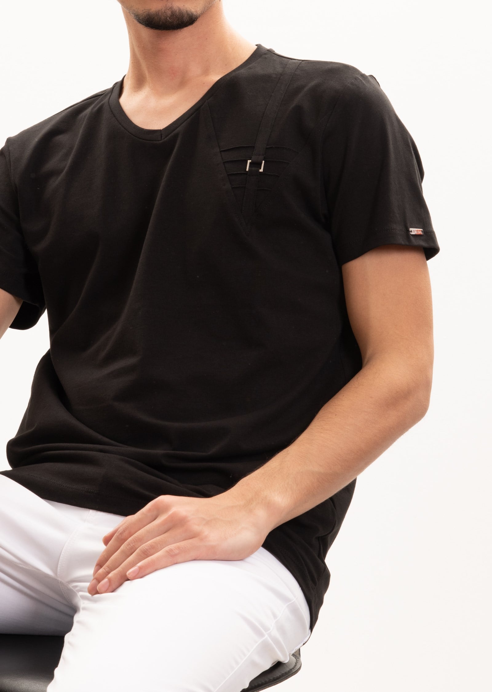Metal Detaylı V Yaka T-Shirt