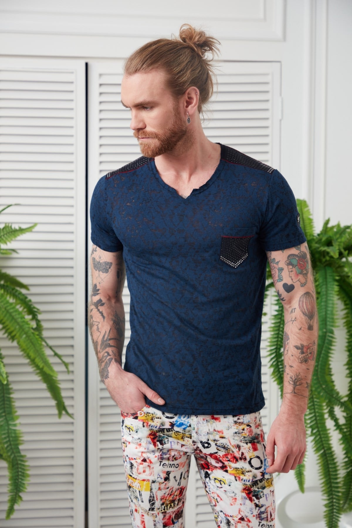 Omzu Ve Cebi Taşlı Yakma Kumaş Lacivert T-Shirt