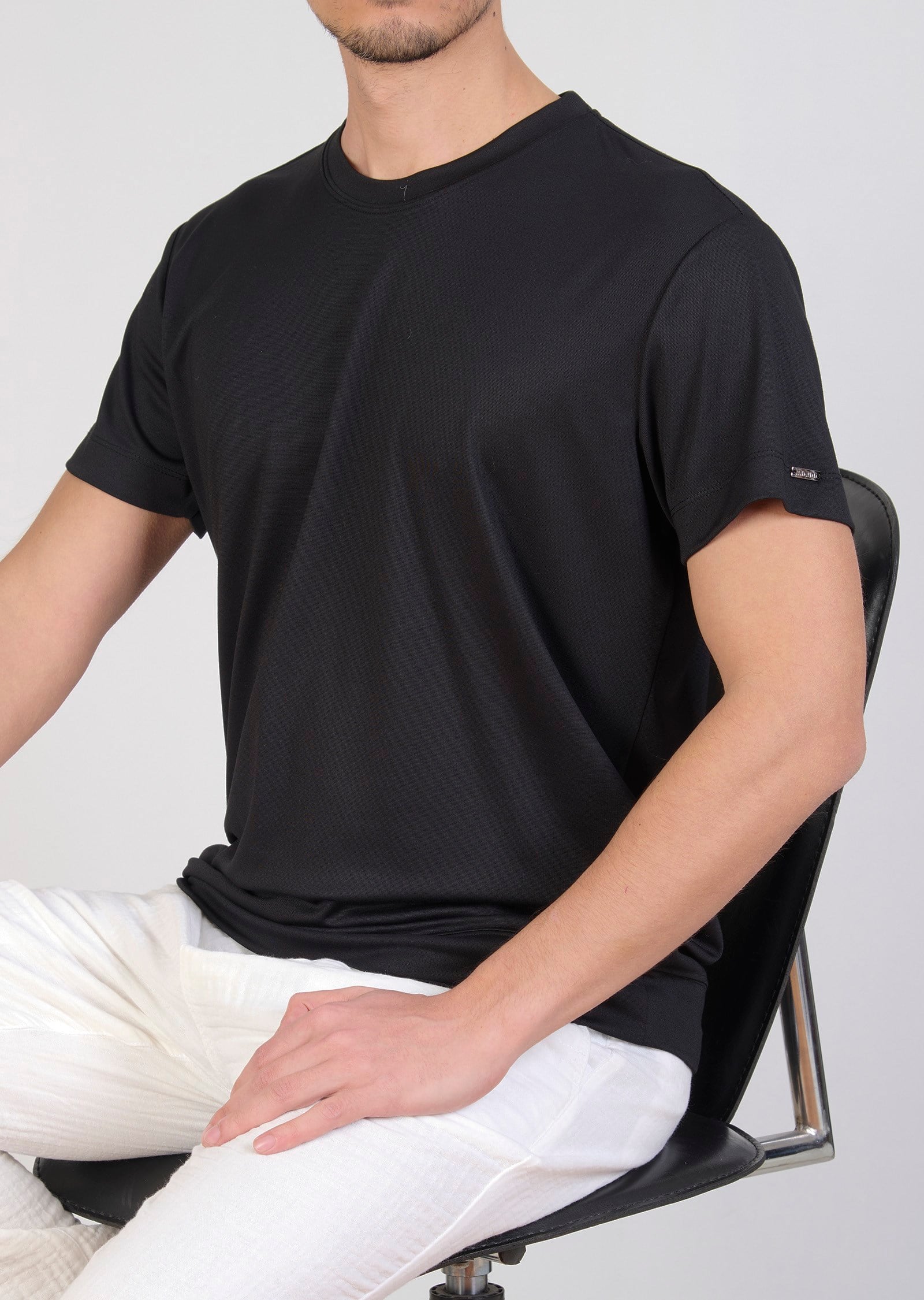 Siyah Metal Logo Detaylı Oval Yaka T-Shirt