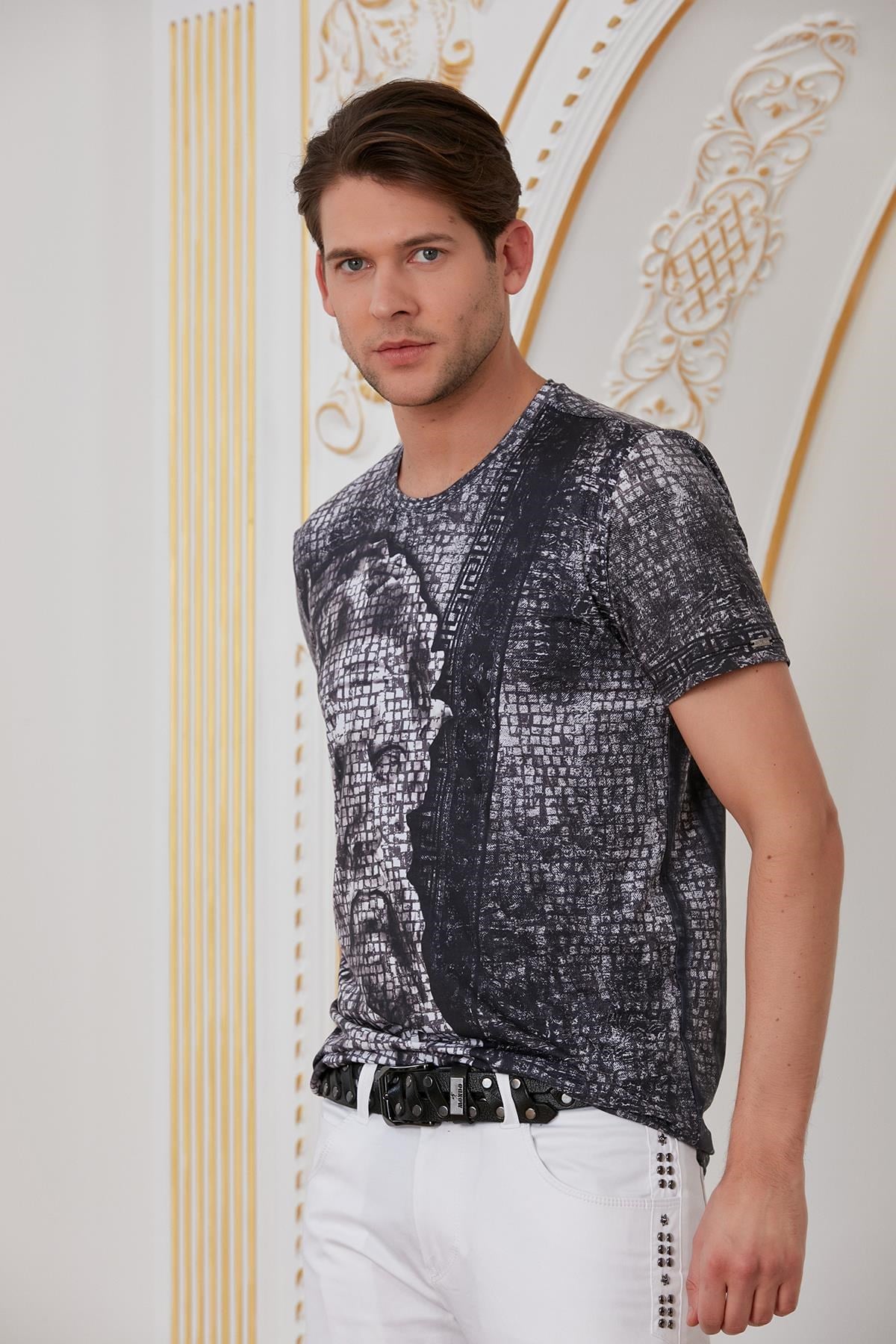 Siyah Mozaik Antik Desenli Bisiklet Yaka T-Shirt