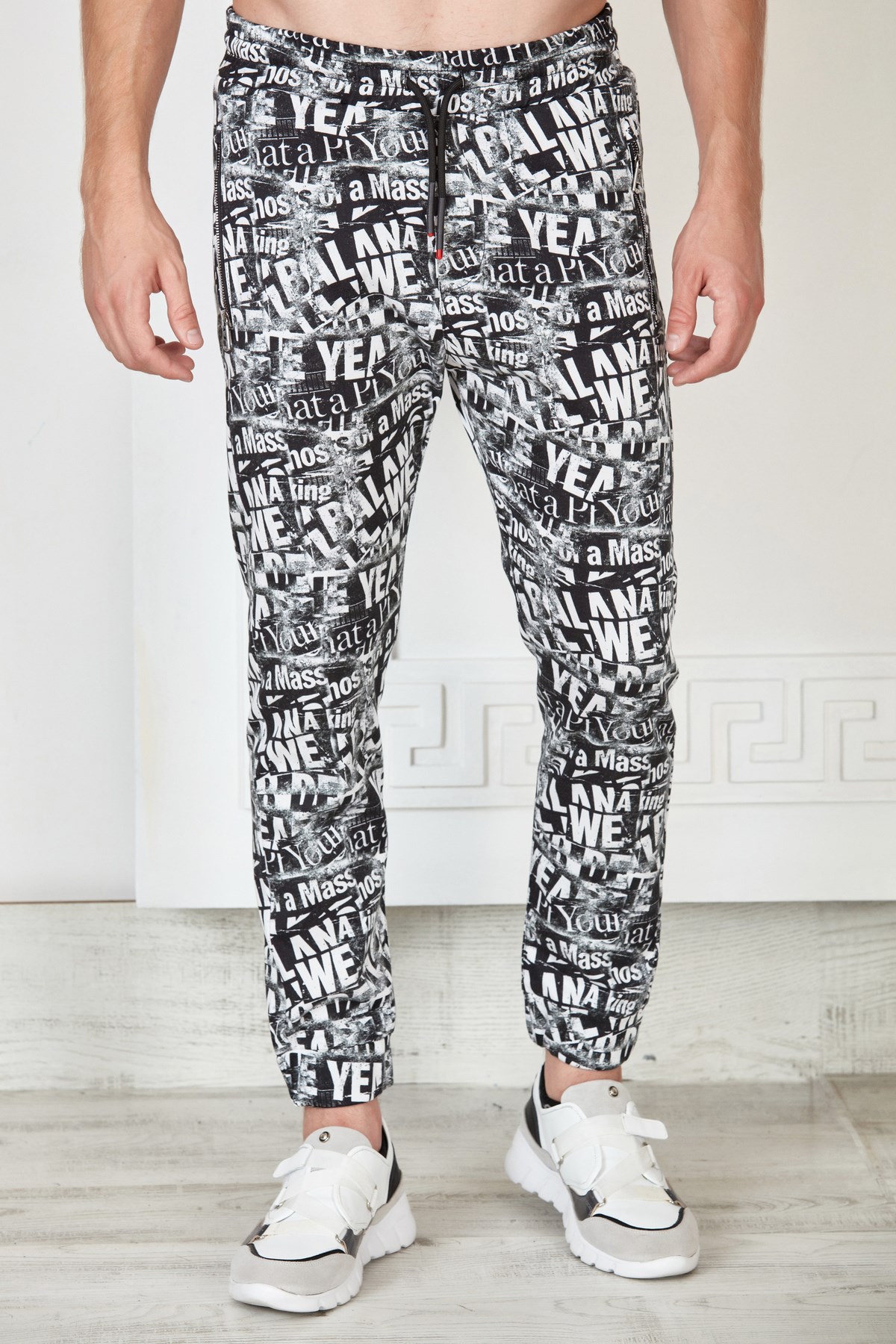 Siyah-Beyaz Harf Desenli Jogger Pantolon