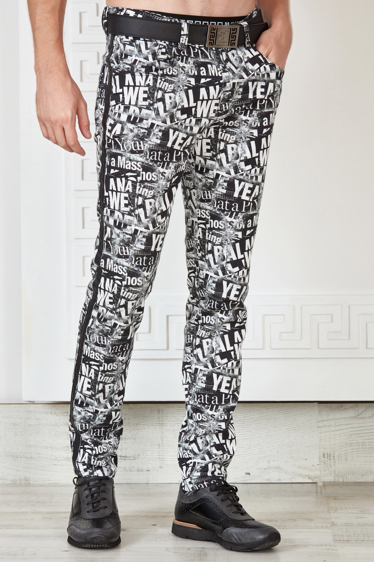 Siyah Beyaz Yazı Desenli Yanı Şeritli Slim Fit Pantolon · 2