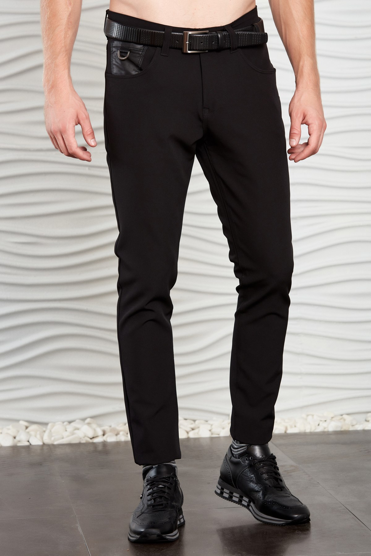 Siyah Cebi Aksesuarlı Slim Fit Pantolon