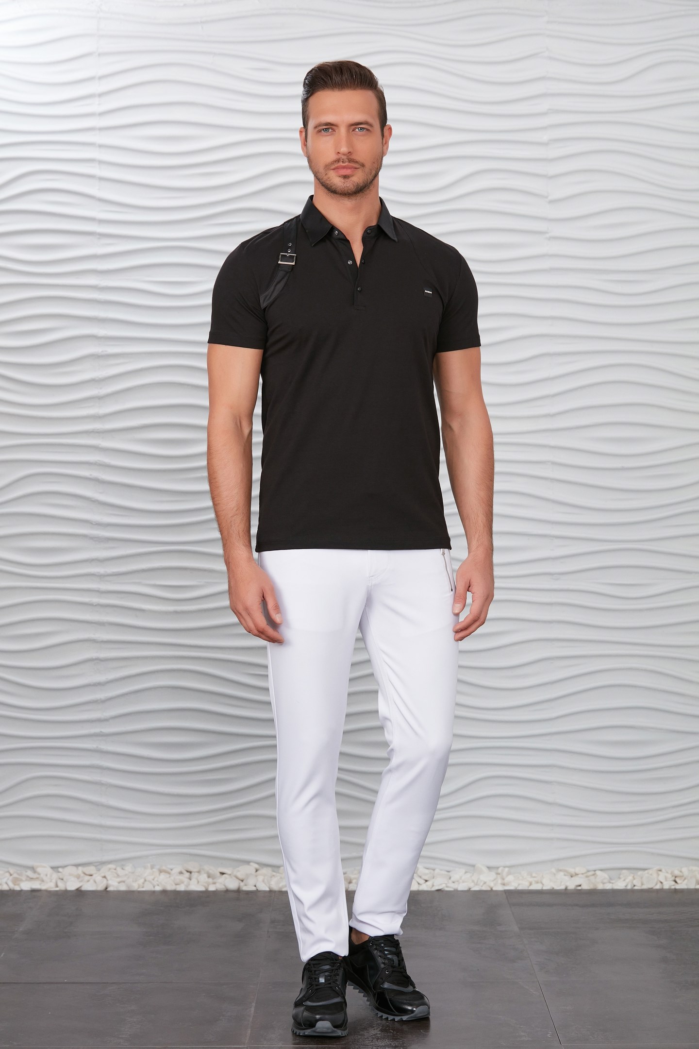Siyah Kemer Aksesuarlı Polo Yaka T-Shirt · 2