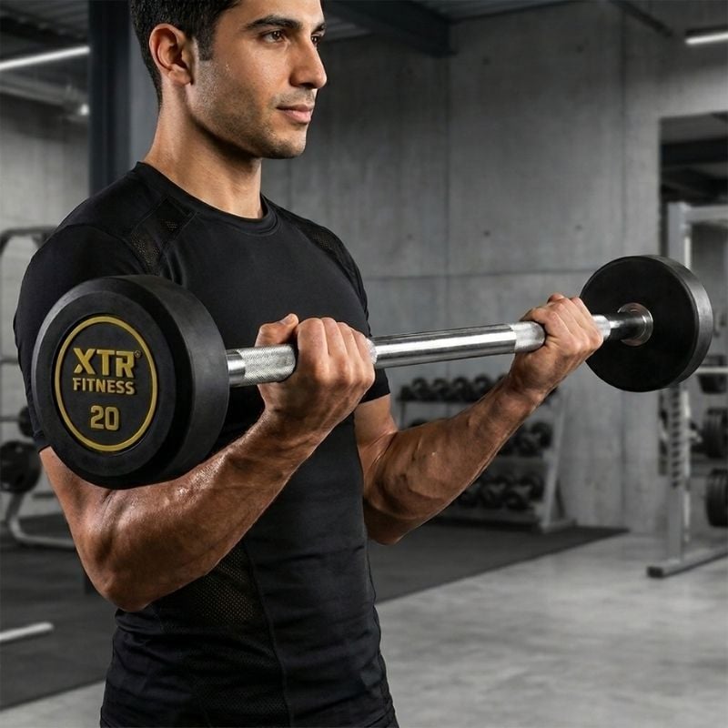 Sporcu XTR Fitness Düz Sabit 20 Kg bar ile kuvvet antrenmanı yapıyor