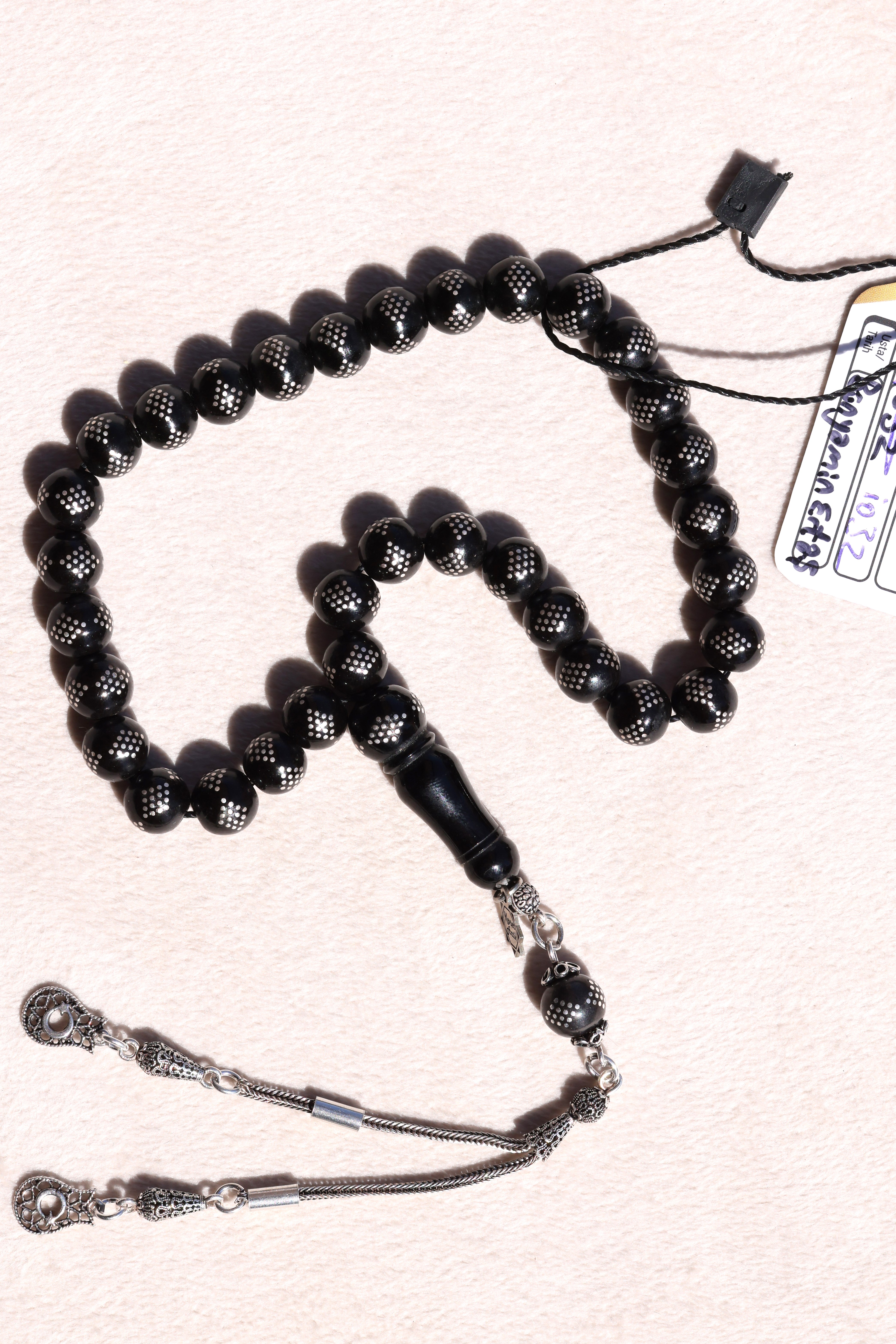 Gümüş Püsküllü Gümüş İşlemeli Oltu TesbihGümüş Püsküllü Gümüş İşlemeli Oltu Tesbih - Kevser AntikGümüş İşlemeli Tesbihler