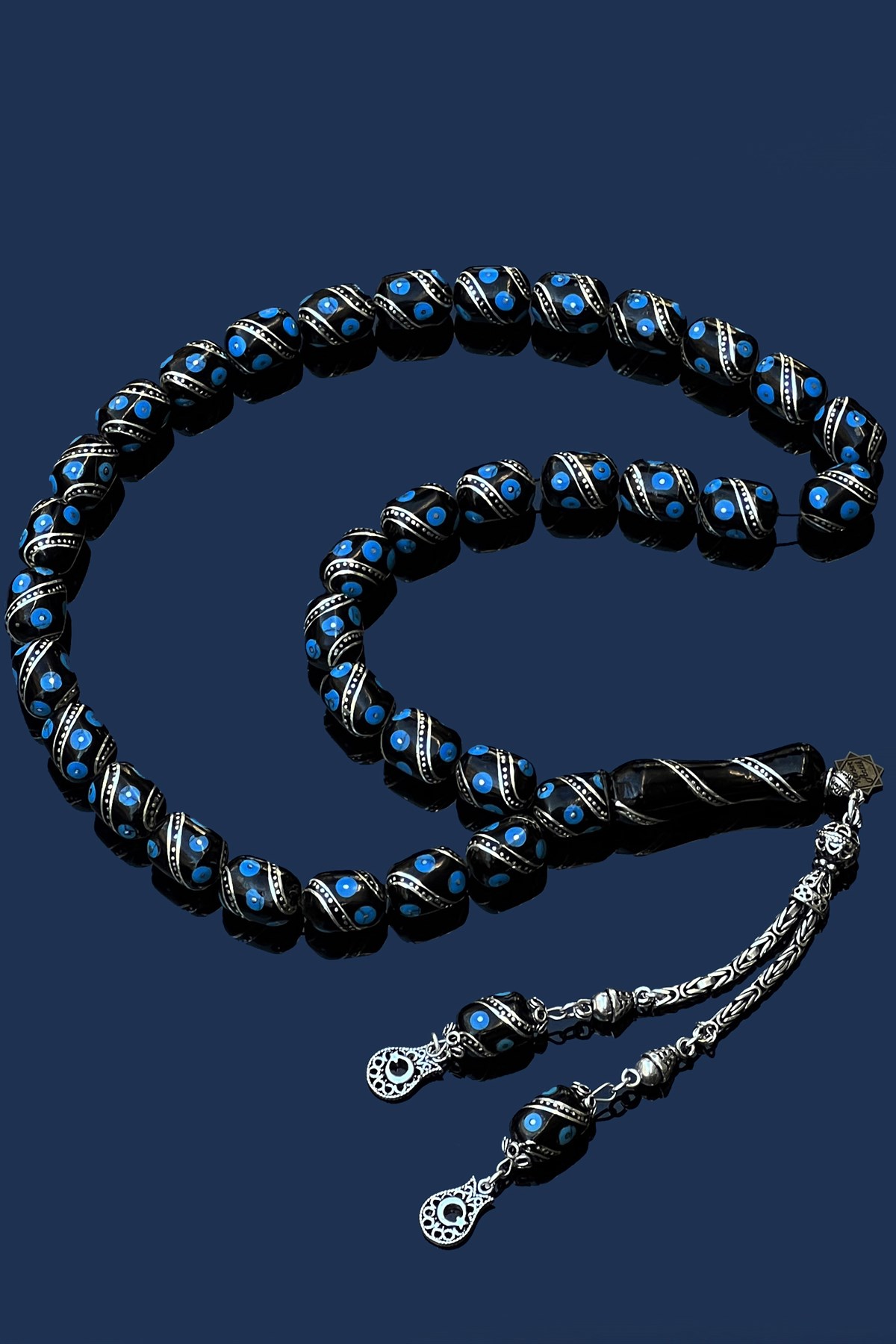 Firuze İşlemeli Dev Oltu Taşı TesbihFiruze İşlemeli Dev Oltu Taşı Tesbih - Kevser AntikGümüş İşlemeli Tesbihler