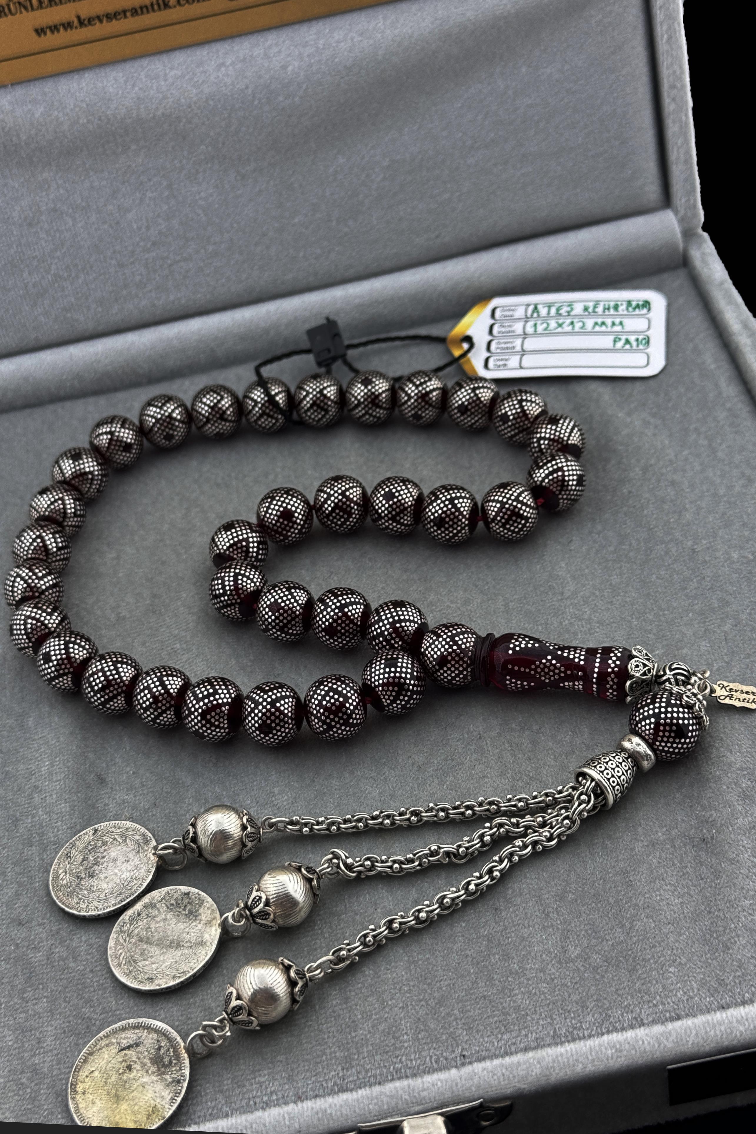 Gümüş İşlemeli Dev Ateş Kehribar TesbihGümüş İşlemeli Dev Ateş Kehribar Tesbih - Kevser AntikGümüş İşlemeli Tesbihler