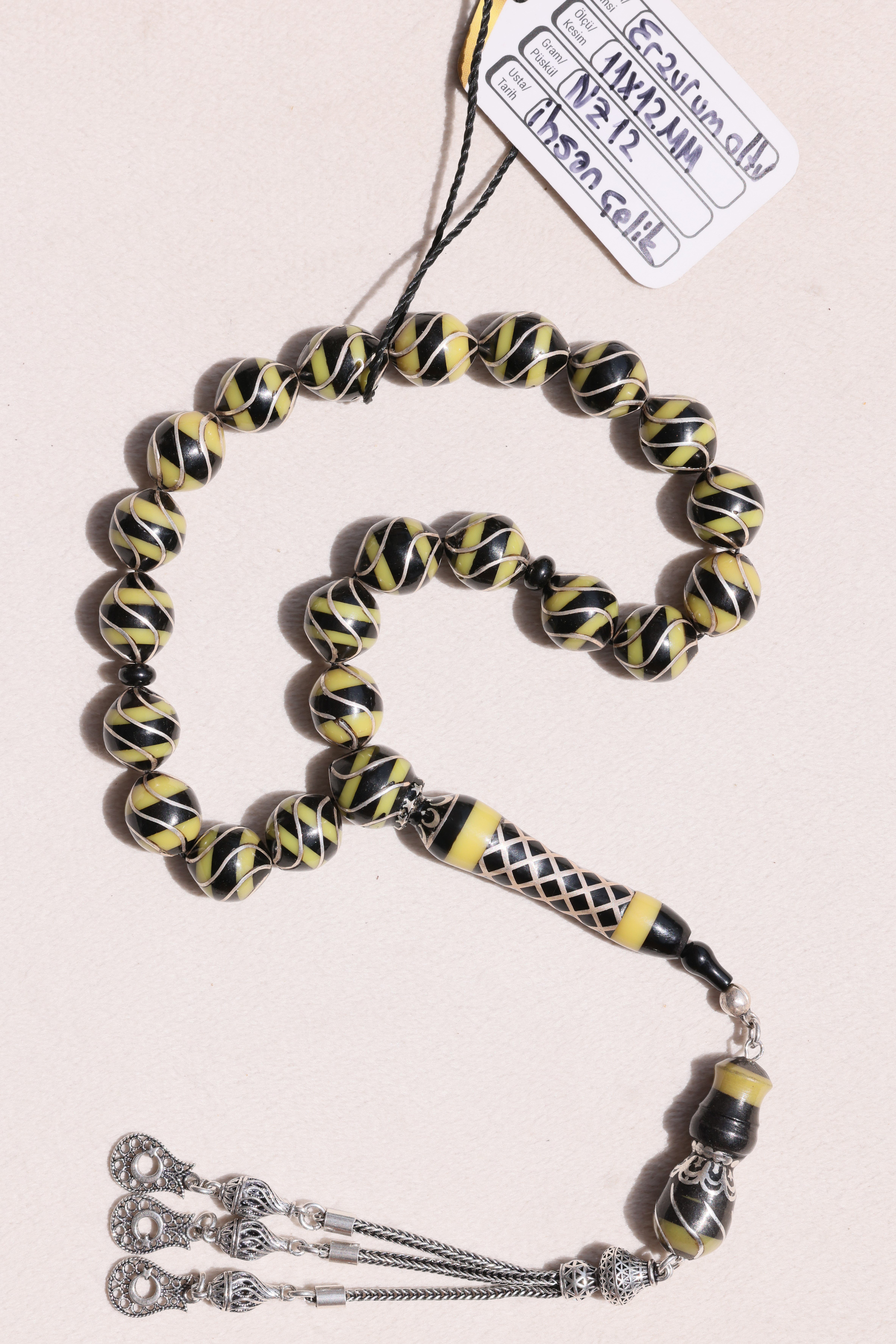 Tane Tane İşlenmiş Oltu Tesbih – Ustalık EseriTane Tane İşlenmiş Oltu Tesbih – Ustalık Eseri - Kevser AntikErzurum Oltu Tesbihler