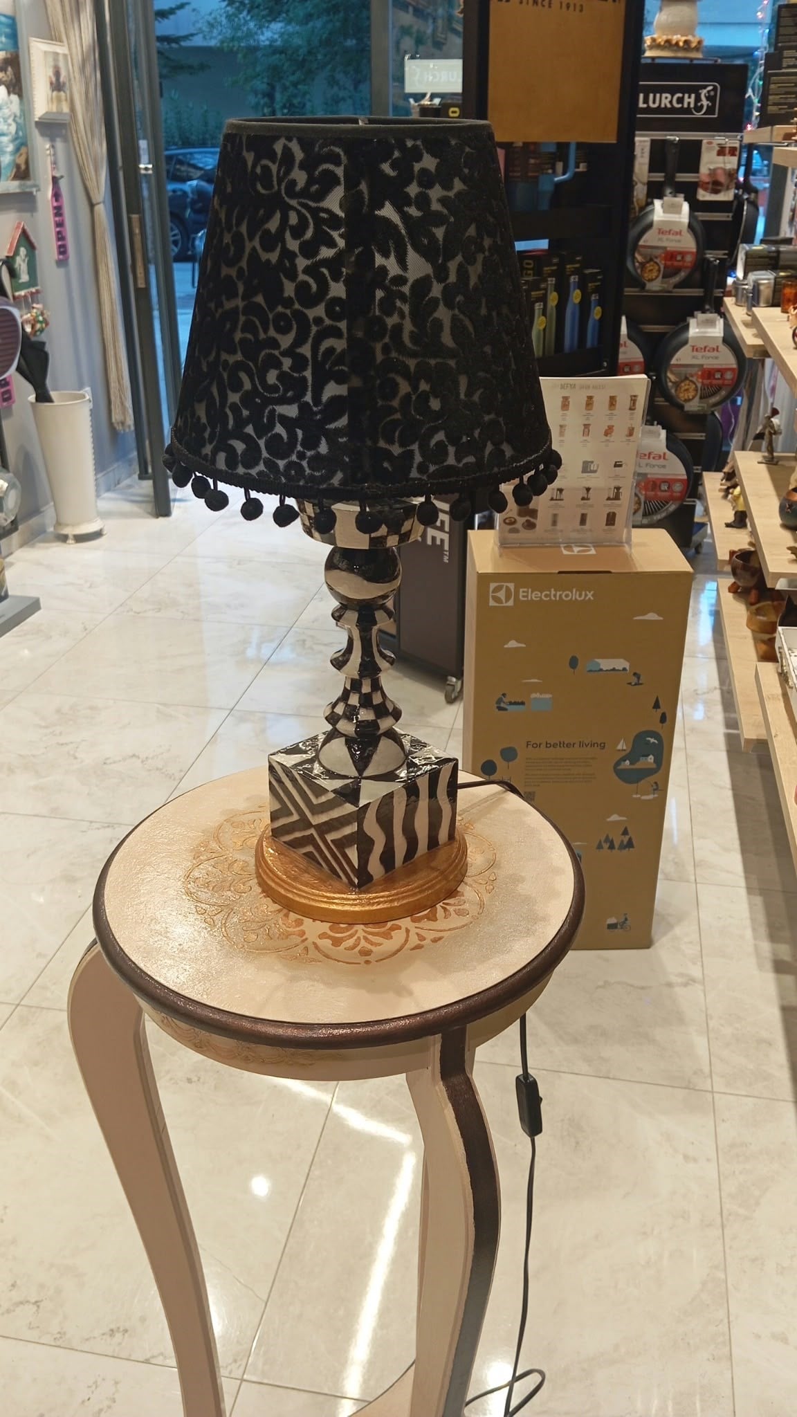 El boya abajur süet püsküllü şapka 47cm