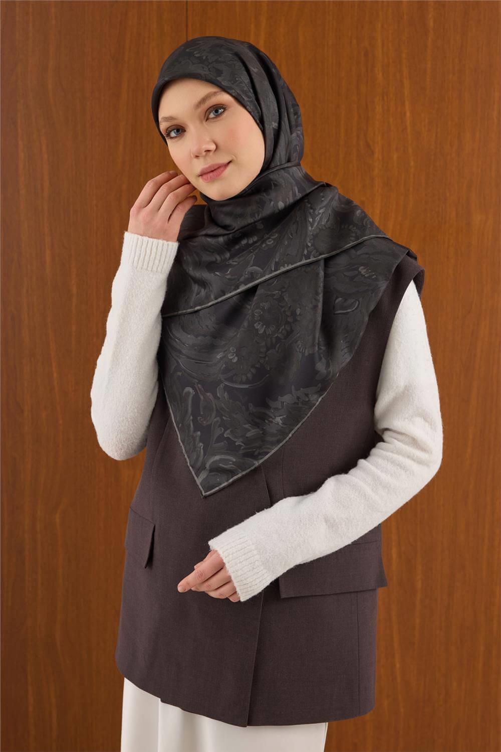 Twill İpek Büyük Boy Eşarp Koyu Yeşil Vintage Çiçek Desenli Tok Duruşlu 110x110