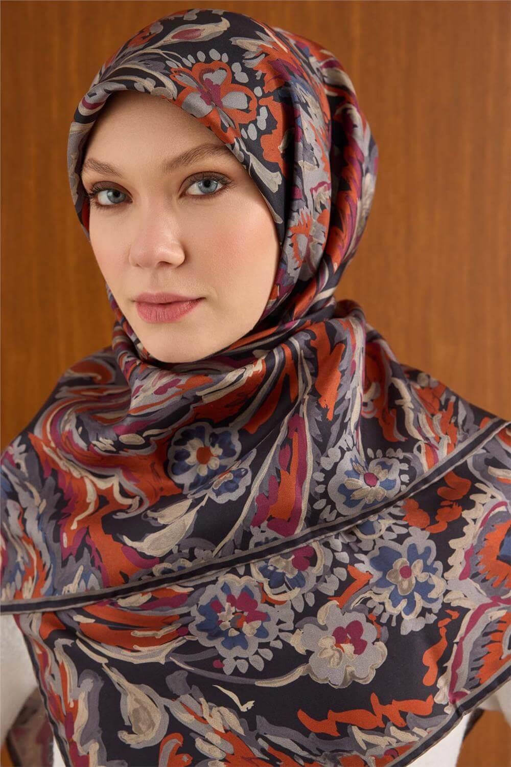 Twill İpek Büyük Boy Eşarp Soluk Siyah Vintage Çiçek Desenli Tok Duruşlu 110x110