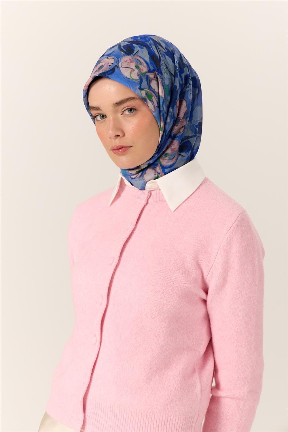 İnce Pamuk Soft Eşarp Saks-Pudra Desenli Kaymaz Dokulu Tok Duruşlu 90X90