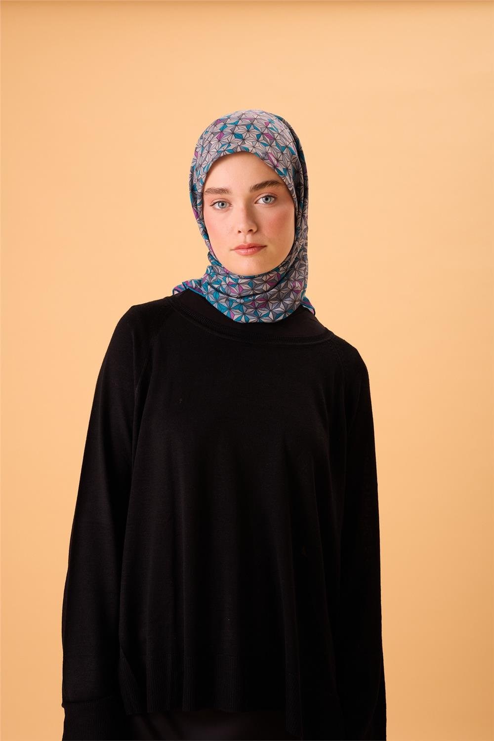 İnce Pamuk Soft Eşarp Turkuaz Violet Gri Krem Desenli Kaymaz Dokulu Tok Duruşlu
                90X90