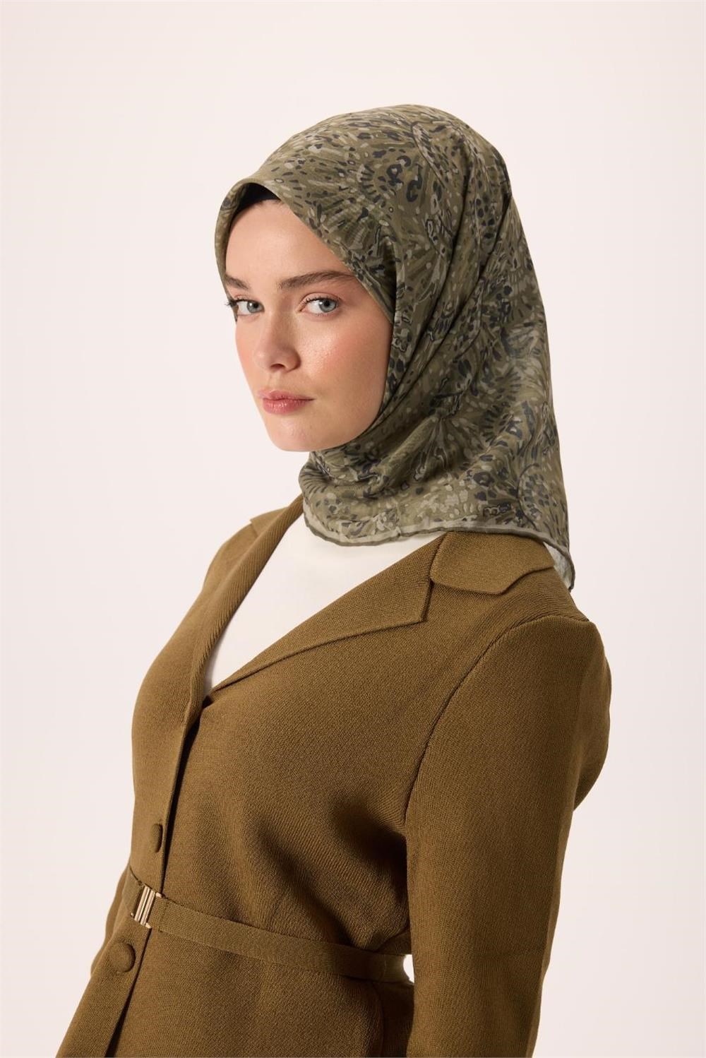 İnce Pamuk Soft Eşarp Yeşil-Koyu Yeşil Desenli Kaymaz Dokulu Tok Duruşlu 90X90
