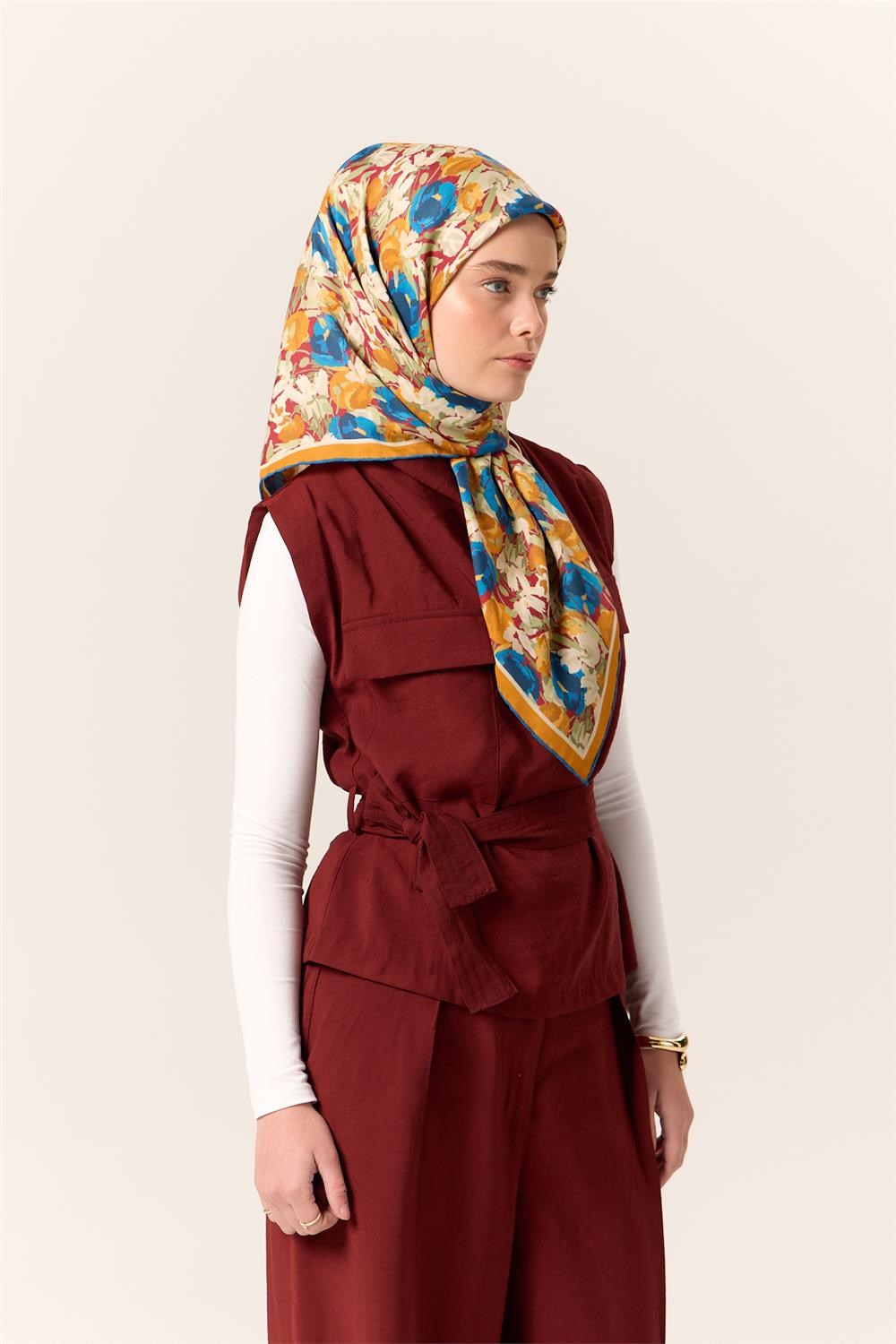 Organik Pamuk İpek Eşarp Çilek Kırmızısı Gök Mavi Çiçek Desenli Tok Duruşlu
                90X90