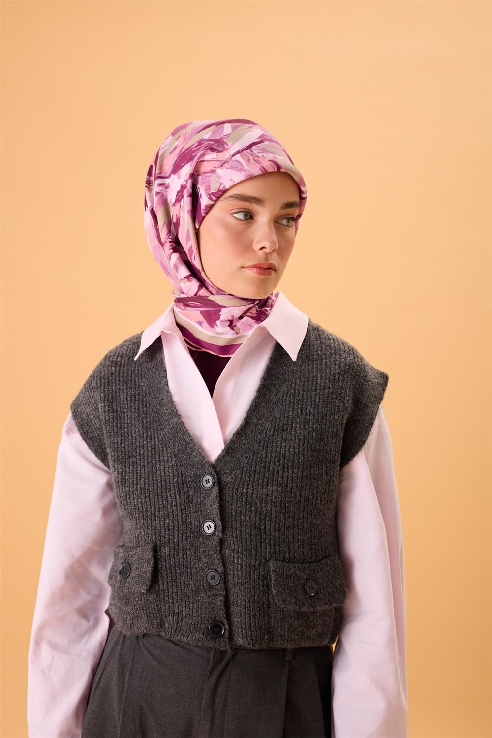 Organik Pamuk İpek Eşarp Mor-Yeşil Gri-Somon-Eflatun Desenli Kaymaz Tok Duruşlu
                90X90