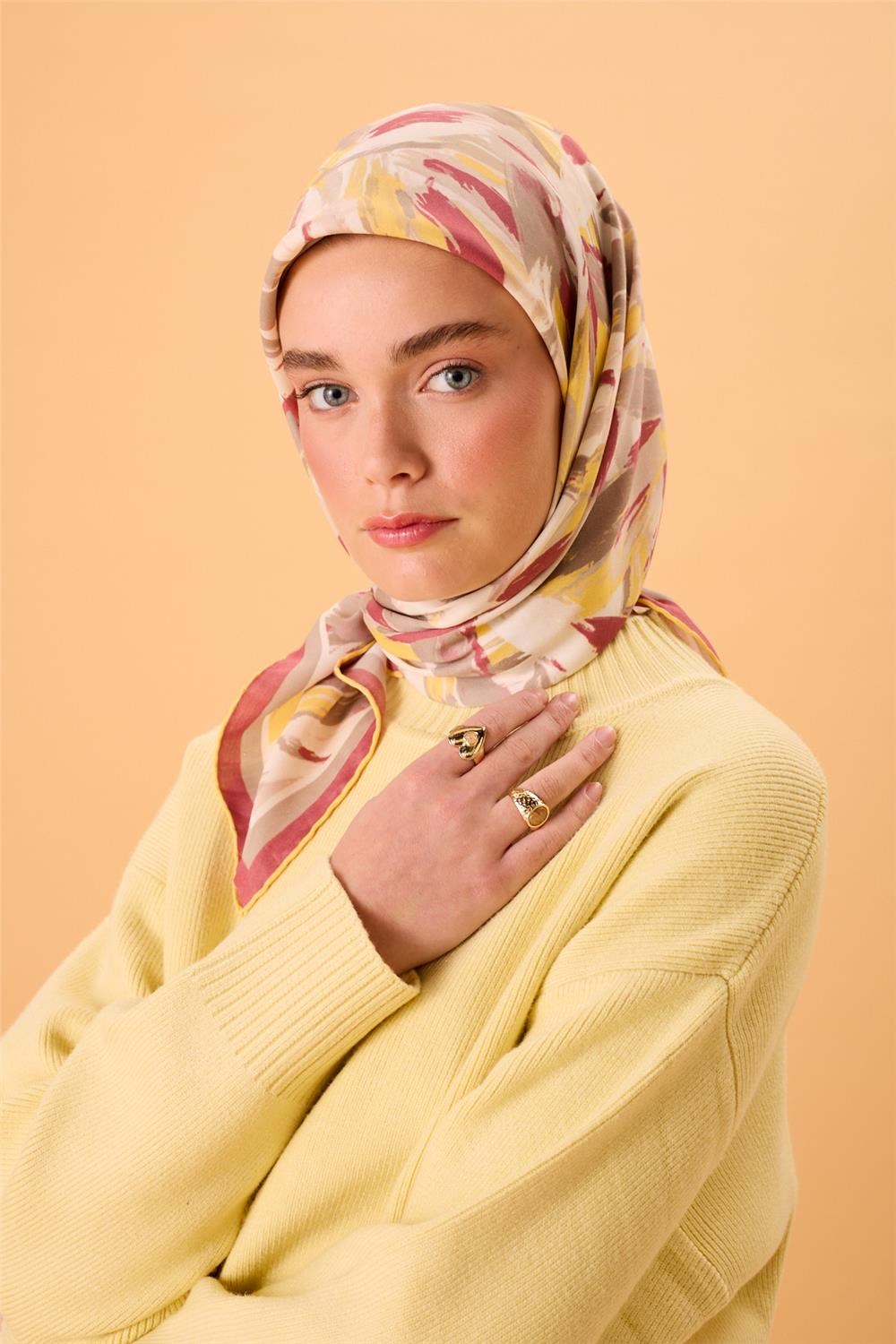 Organik Pamuk İpek Eşarp Rose-Butter Yellow-Gri-Beyaz Desenli Kaymaz Tok
                Duruşlu 90X90