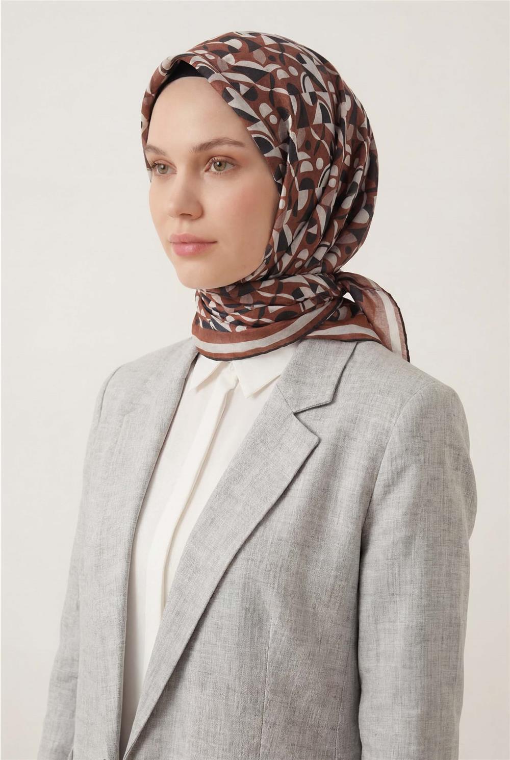 Pamuk Karışımlı Eşarp Taba Retro Geometrik Desenli Soft Dokulu Kaymaz 90x90