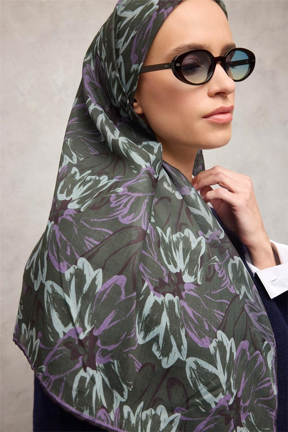 Pamuk Polyester Eşarp Kına Yeşili-Eflatun Mor Su Yeşili Botanik Desenli Soft Dokulu Tok Duruşlu 90x90