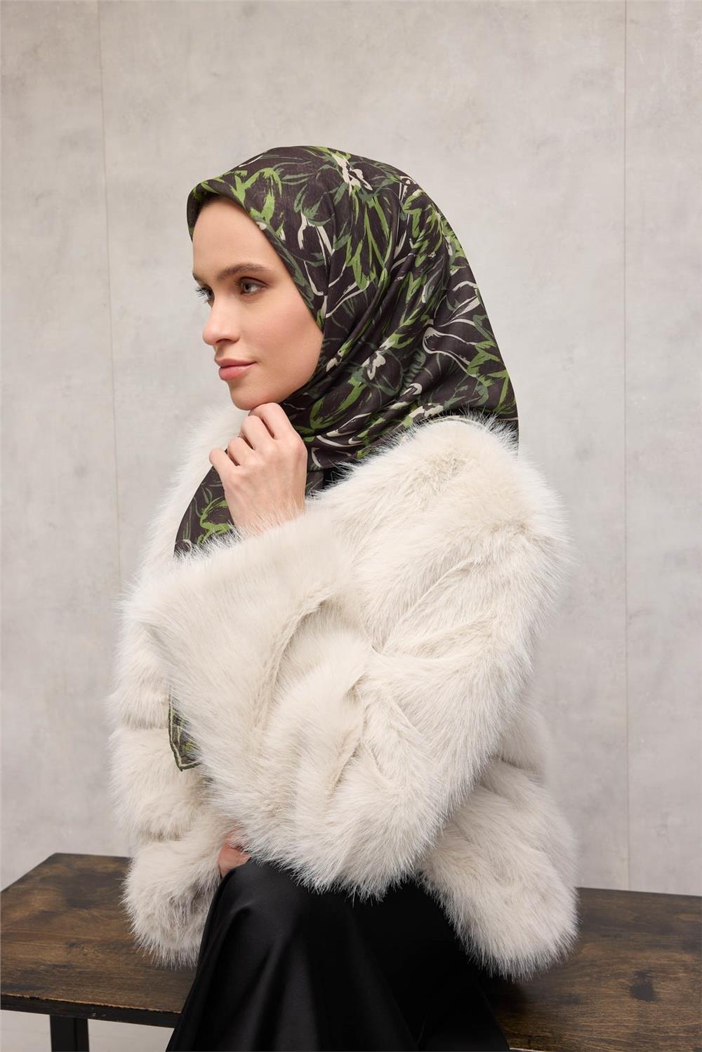 Pamuk Polyester Eşarp Siyah-Haki Yeşil Bej Botanik Desenli Soft Dokulu Tok Duruşlu 90x90