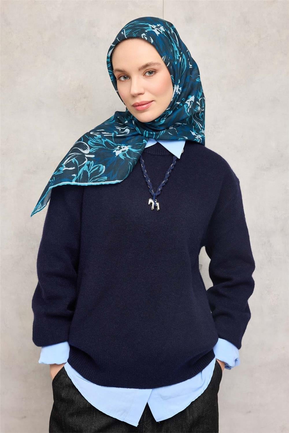 Pamuk Polyester Eşarp Lacivert-Çamgöbeği Beyaz Gece Mavisi Botanik Desenli Soft Dokulu Tok Duruşlu 90x90