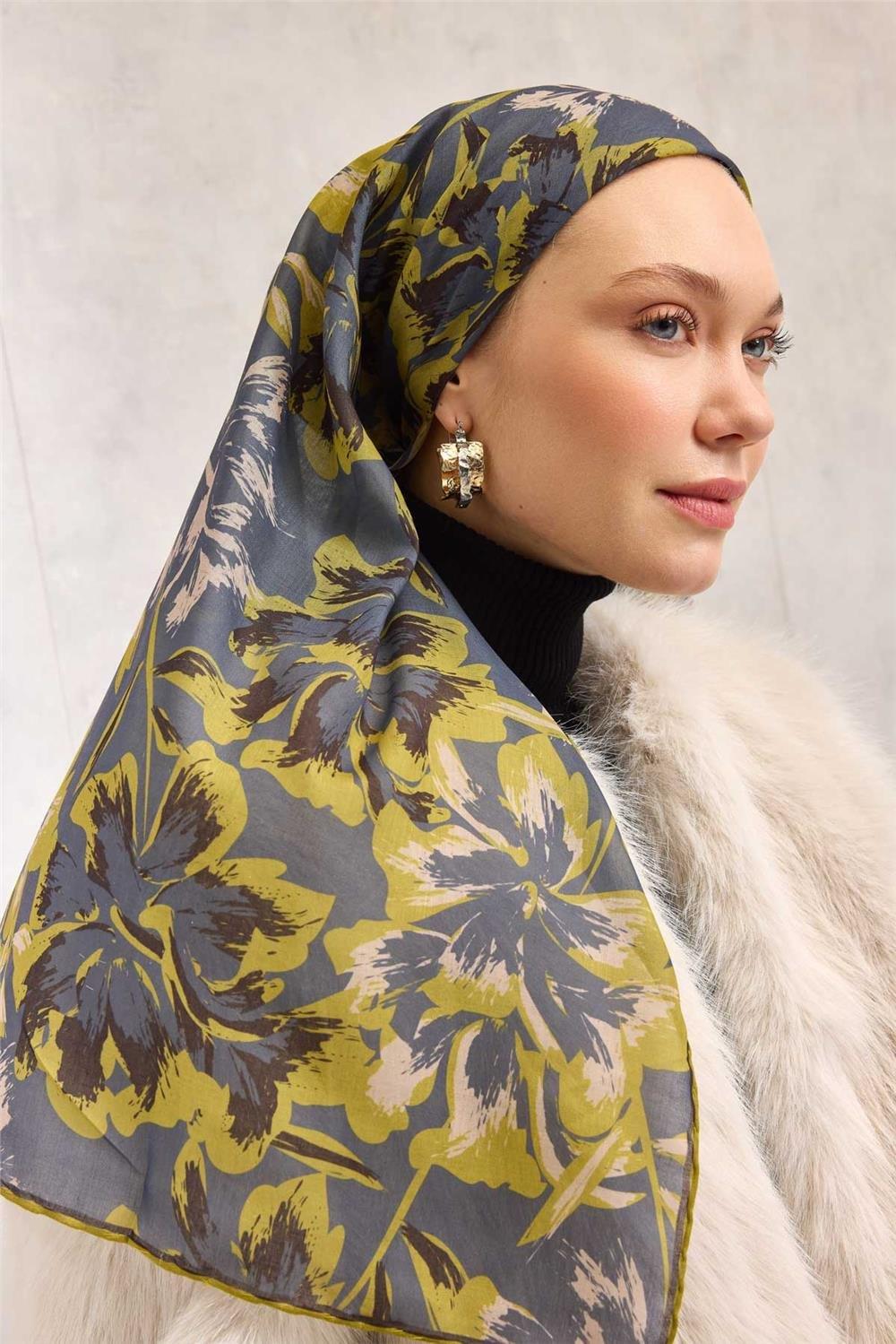 Pamuk Polyester Eşarp Vizon Büyük Papatya Desenli Soft Dokulu Kaymaz 90x90