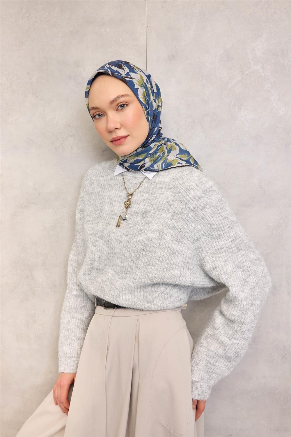 Pamuk Polyester Eşarp Mavi Büyük Papatya Desenli Soft Dokulu Kaymaz 90x90