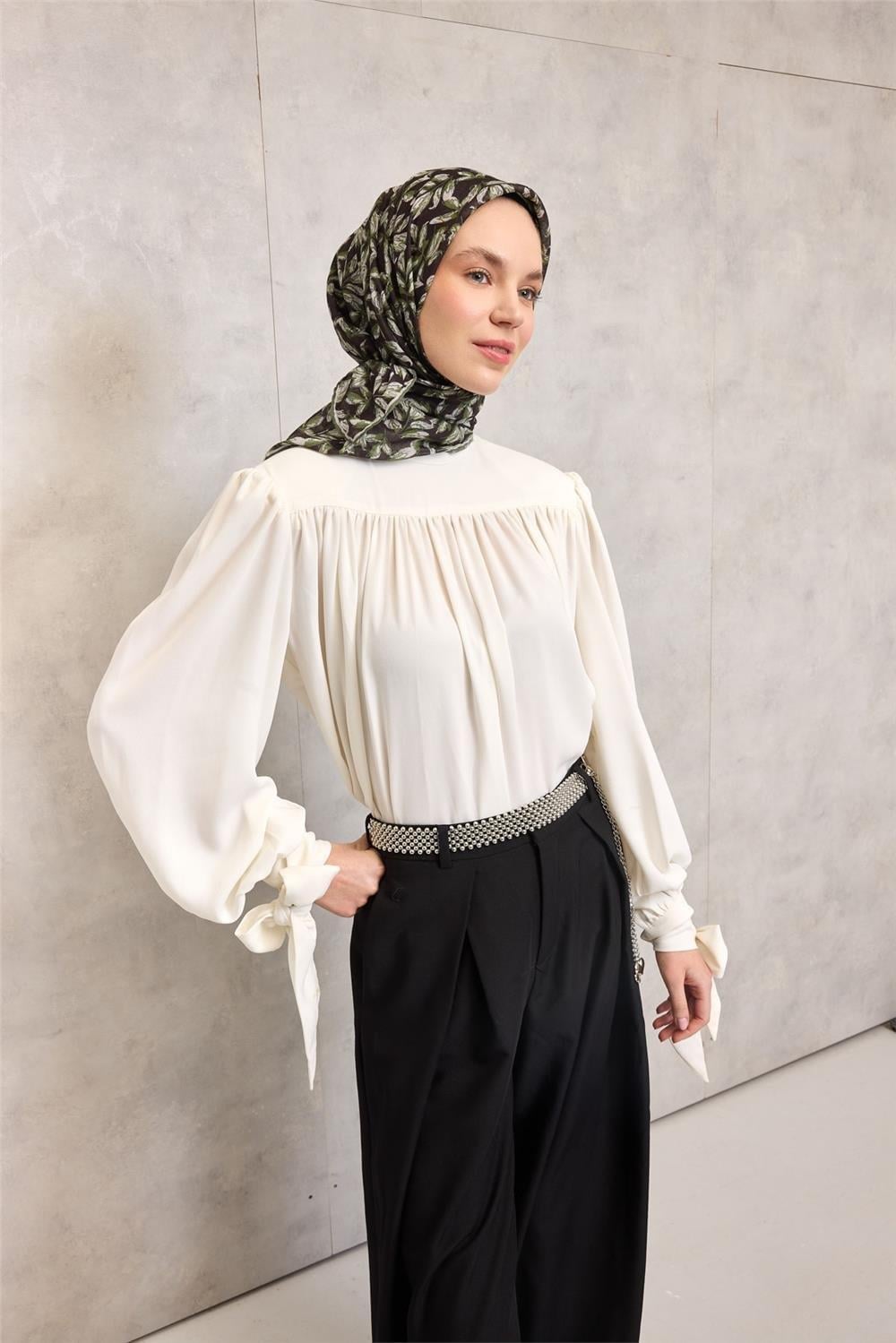 Pamuk Polyester Soft Eşarp Duman Siyahı Çiçek Desenli Kaymaz Dokulu 90x90