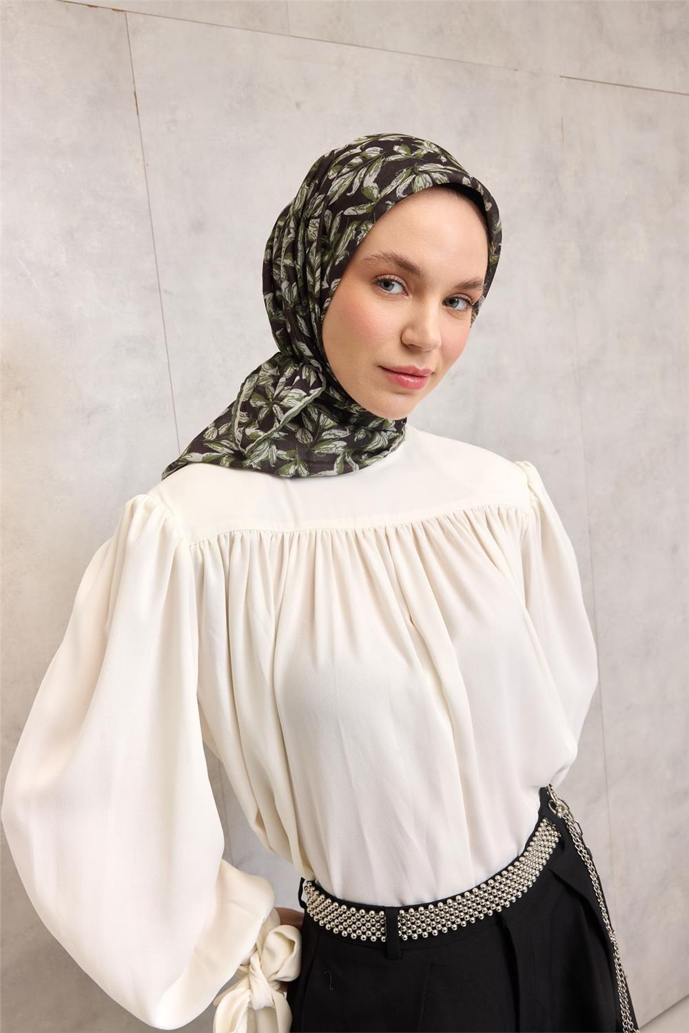 Pamuk Polyester Soft Eşarp Duman Siyahı Çiçek Desenli Kaymaz Dokulu 90x90