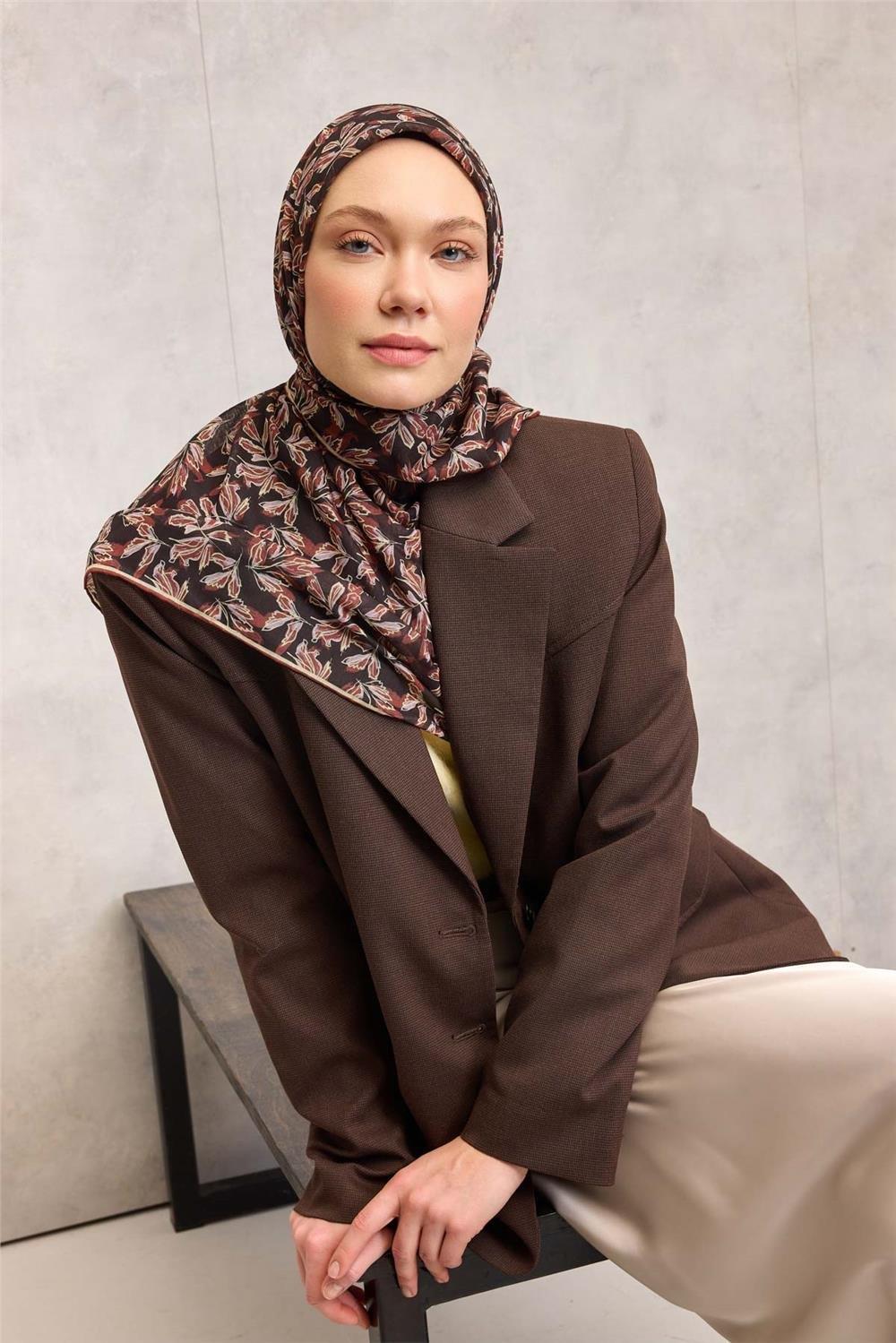 Pamuk Polyester Soft Eşarp Koyu Kahverengi Çiçek Desenli Kaymaz Dokulu 90x90