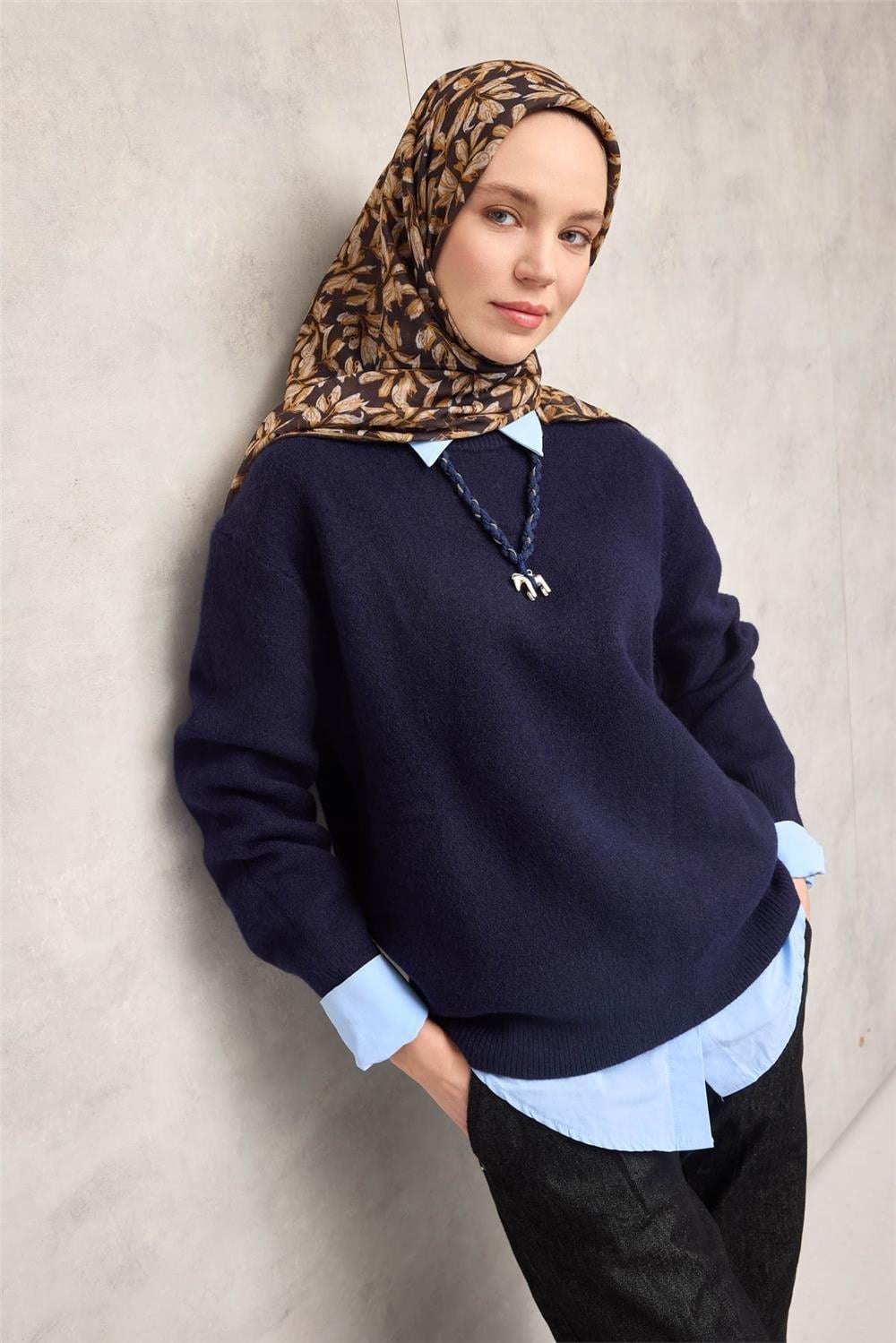 Pamuk Polyester Soft Eşarp Koyu Siyah Çiçek Desenli Kaymaz Dokulu 90x90