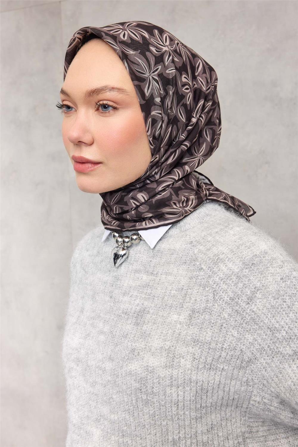 Pamuk Polyester Soft Eşarp Kahve-Siyah Flora Desenli Kaymaz Dokulu 90x90