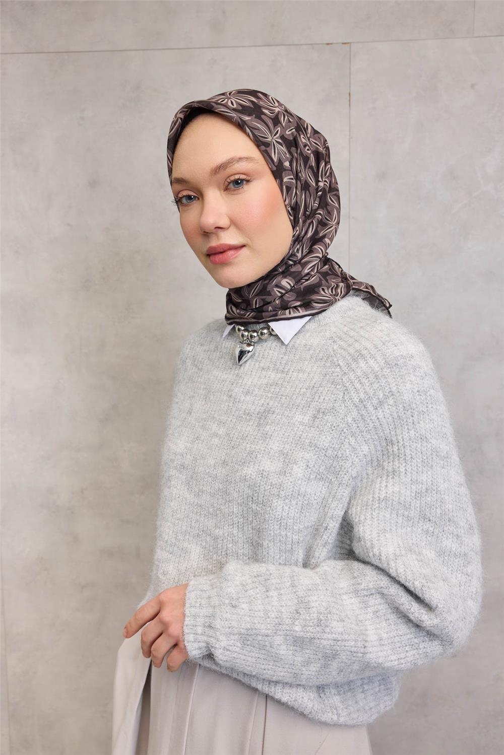 Pamuk Polyester Soft Eşarp Kahve-Siyah Flora Desenli Kaymaz Dokulu 90x90