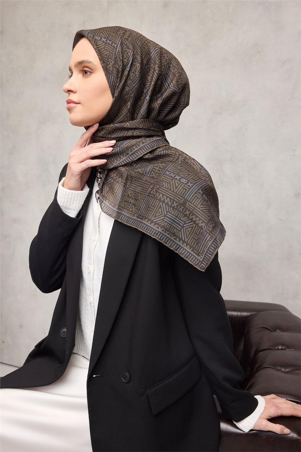 Pamuk Polyester Soft Eşarp Yağ Yeşili Geometrik Desenli Kaymaz Dokulu Tok Duruşlu 90x90