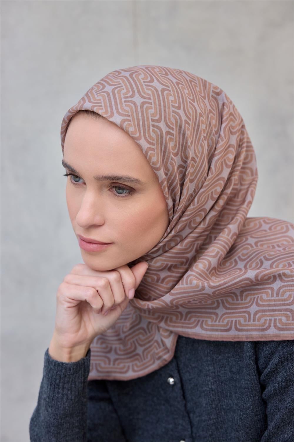 Pamuk Polyester Soft Eşarp Geometrik Desen Koyu Bej 90x90