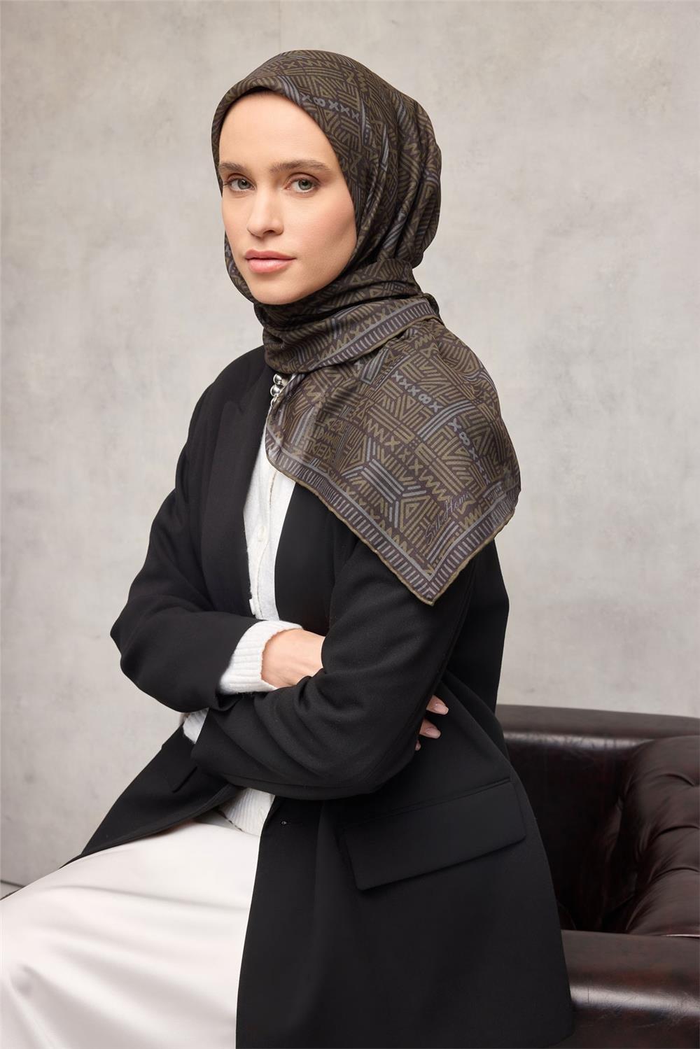 Pamuk Polyester Soft Eşarp Yağ Yeşili Geometrik Desenli Kaymaz Dokulu Tok Duruşlu 90x90