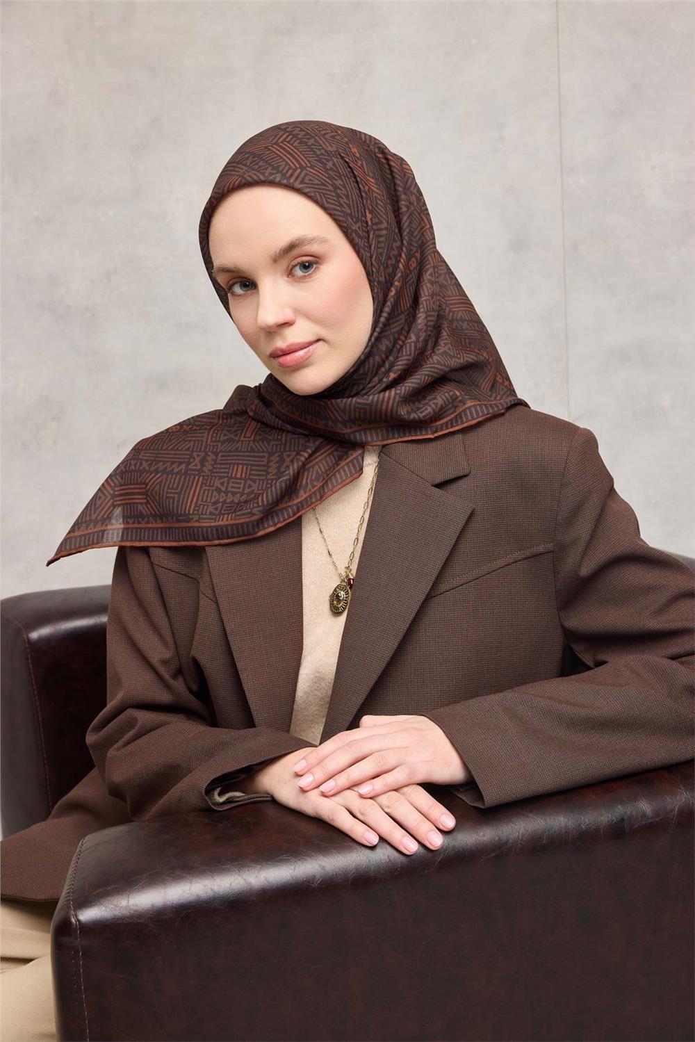 Pamuk Polyester Soft Eşarp Taba Geometrik Desenli Kaymaz Dokulu Tok Duruşlu 90x90