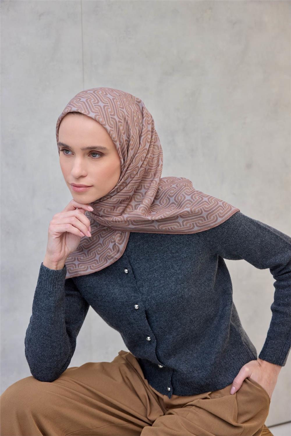 Pamuk Polyester Soft Eşarp Geometrik Desen Koyu Bej 90x90
