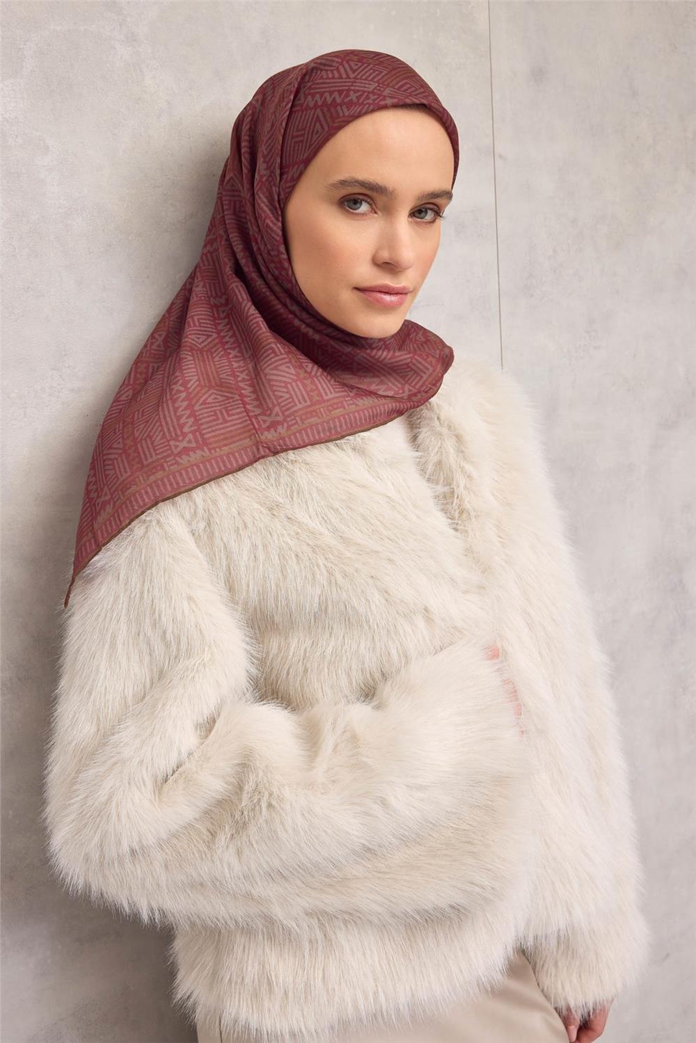 Pamuk Polyester Soft Eşarp Vişne Çürüğü Geometrik Desenli Kaymaz Tok Duruşlu 90x90