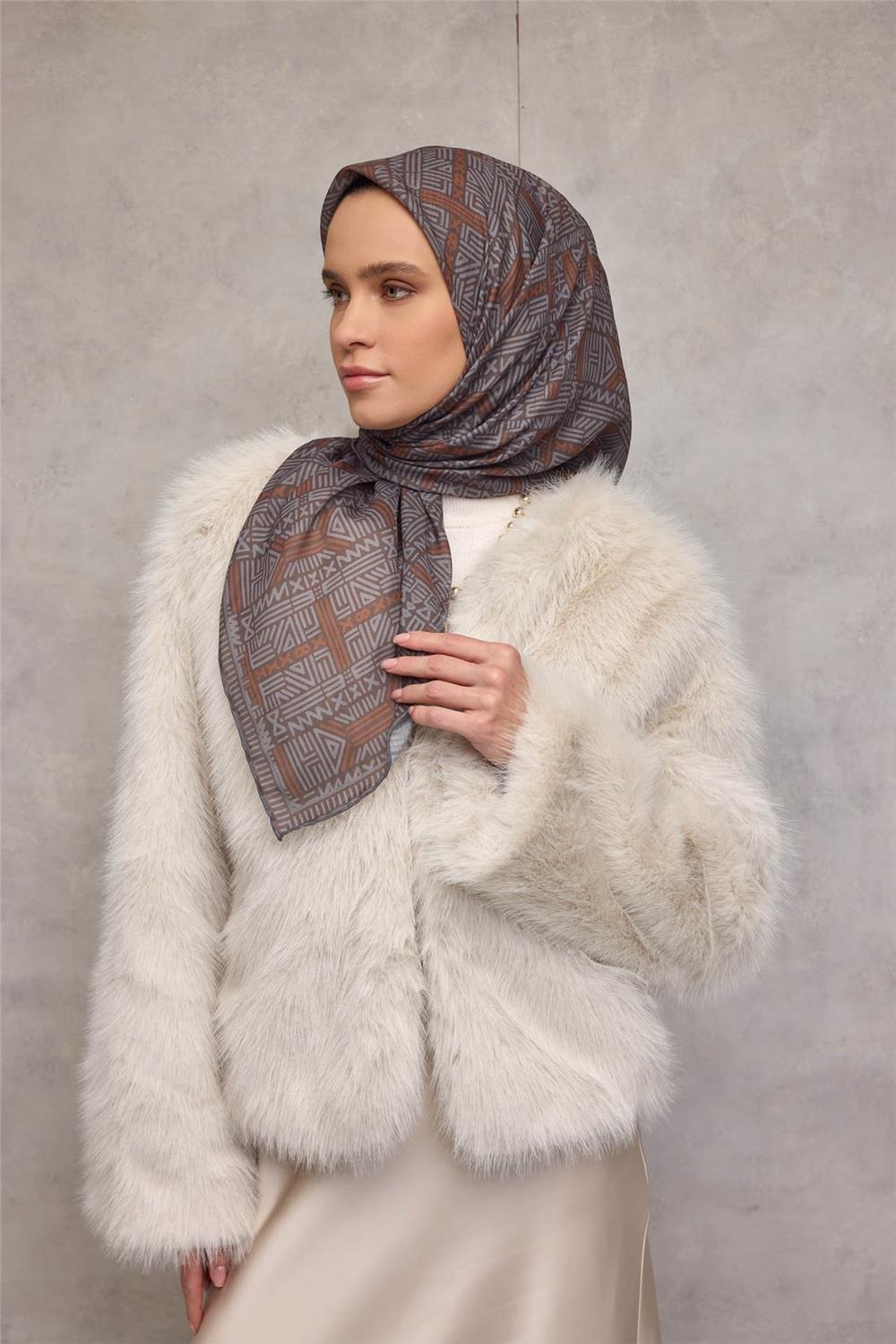 Pamuk Polyester Soft Eşarp Yağ Yeşili Geometrik Desenli Kaymaz Tok Duruşlu 90x90