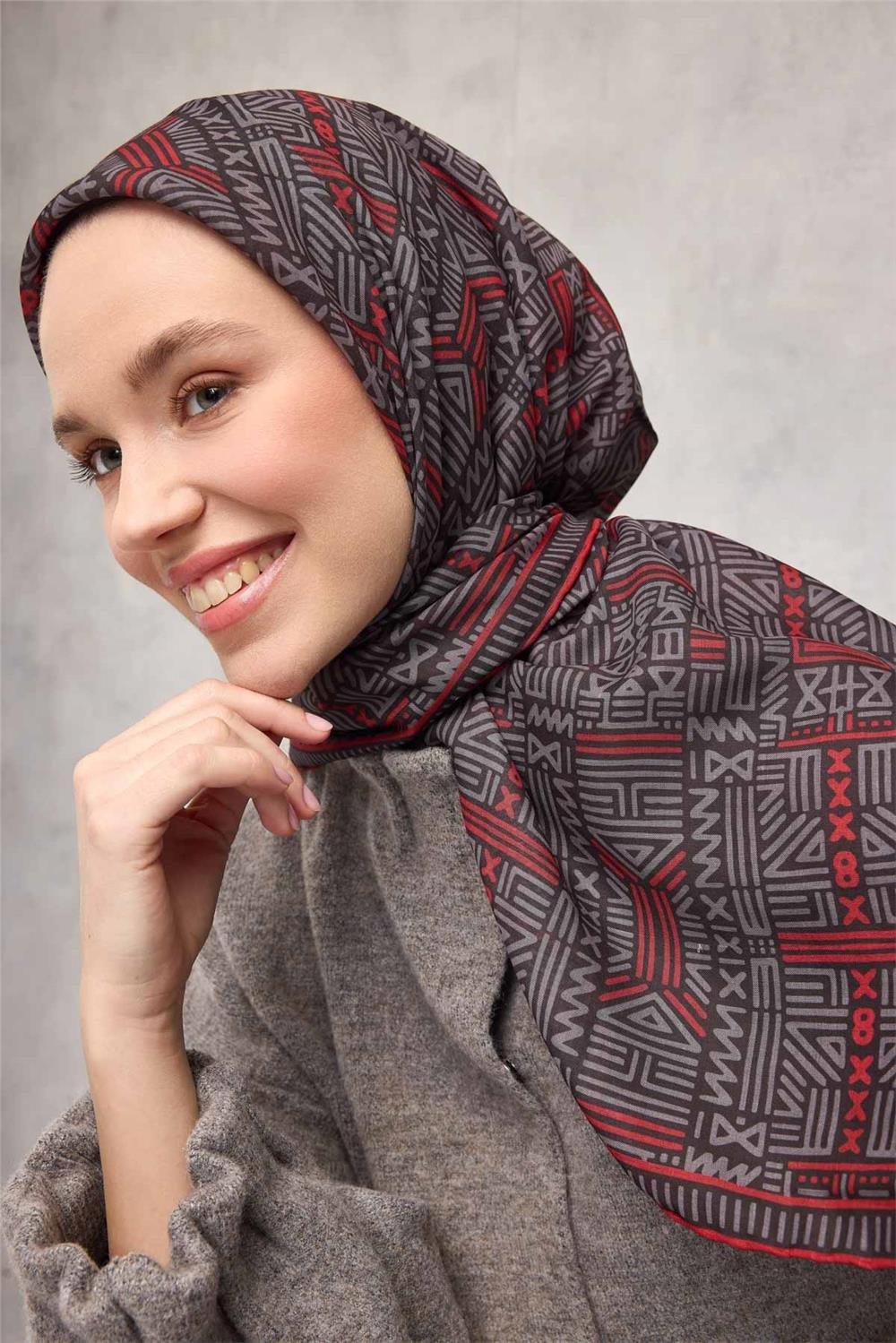 Pamuk Polyester Soft Eşarp Kömür Siyahı Geometrik Desenli Kaymaz Dokulu Tok Duruşlu 90x90