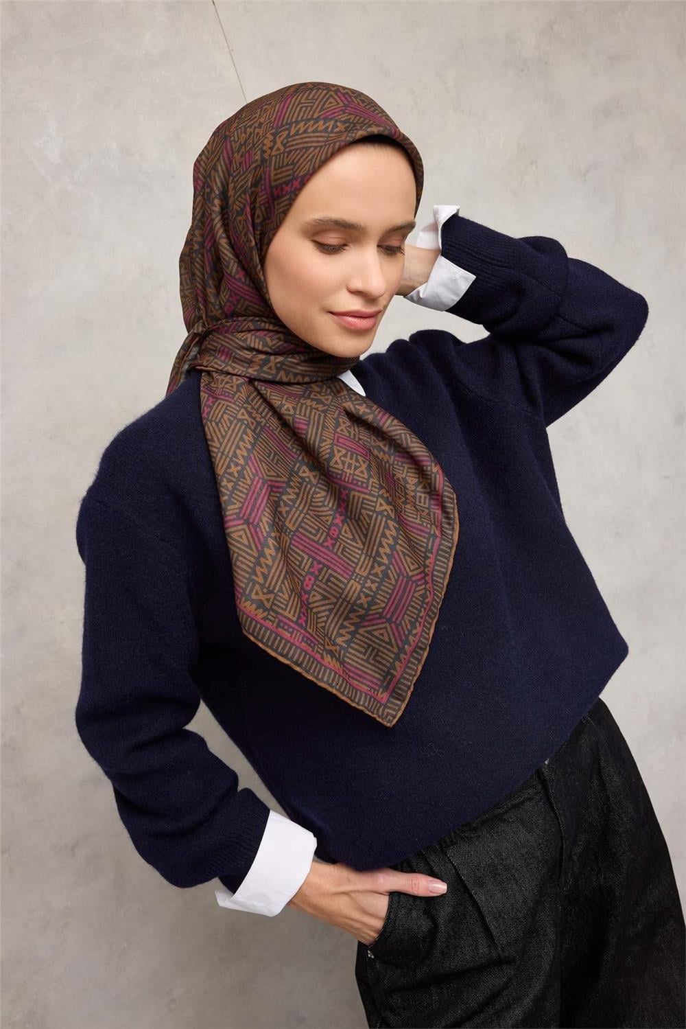 Pamuk Polyester Soft Eşarp Antrasit Geometrik Desenli Kaymaz Dokulu Tok Duruşlu 90x90