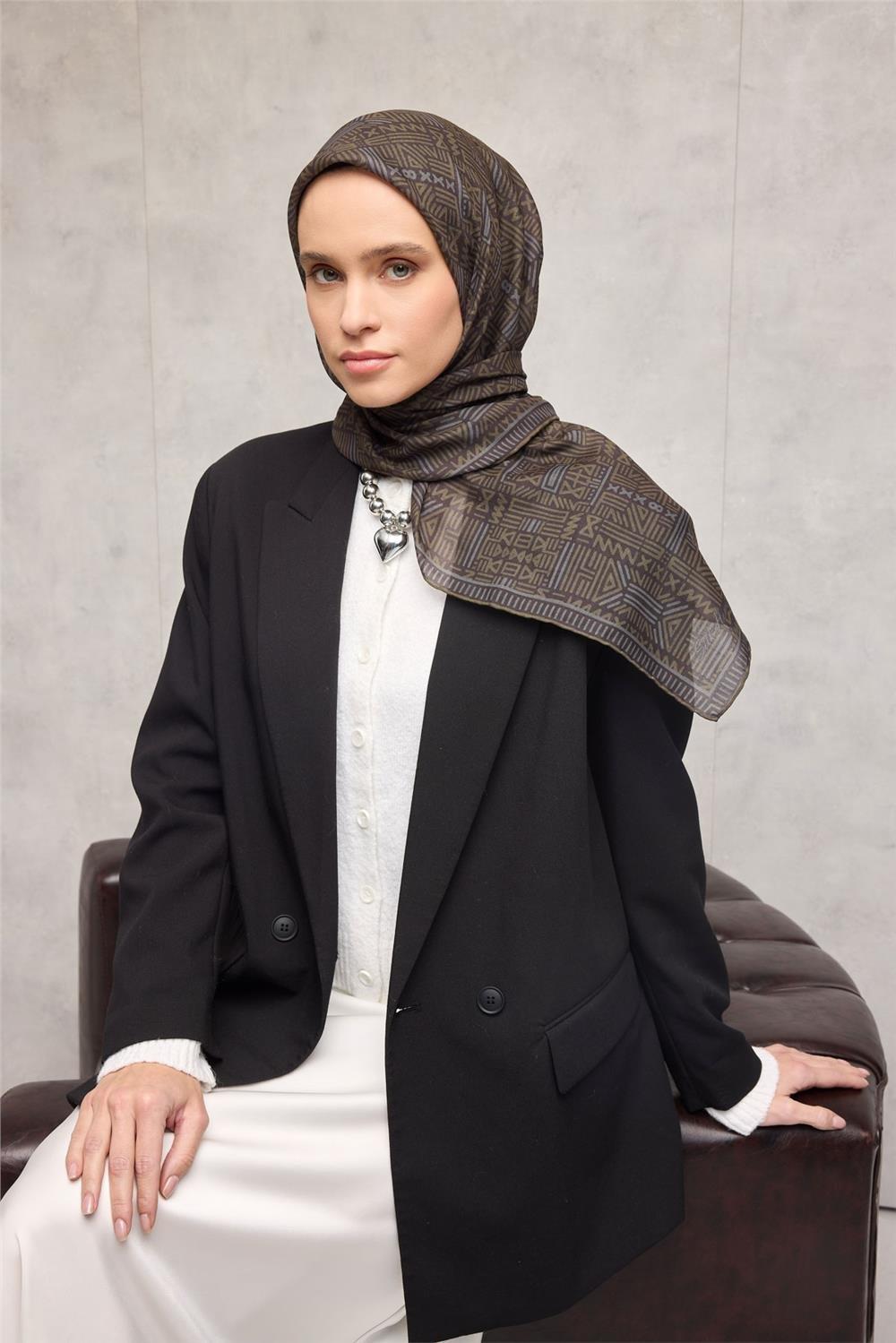 Pamuk Polyester Soft Eşarp Yağ Yeşili Geometrik Desenli Kaymaz Dokulu Tok Duruşlu 90x90