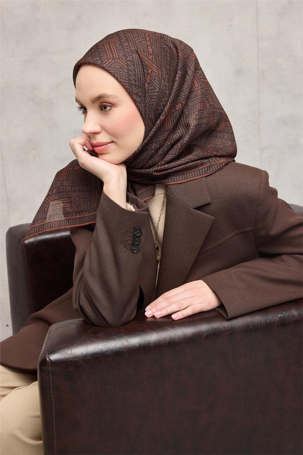 Pamuk Polyester Soft Eşarp Taba Geometrik Desenli Kaymaz Dokulu Tok Duruşlu 90x90