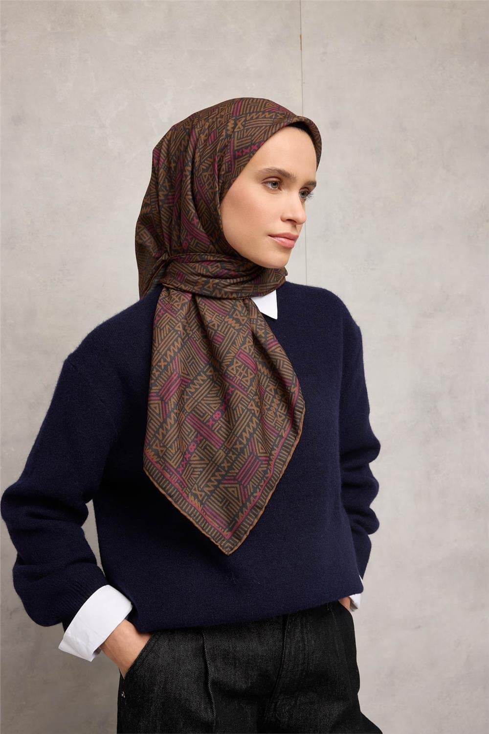 Pamuk Polyester Soft Eşarp Antrasit Geometrik Desenli Kaymaz Dokulu Tok Duruşlu 90x90