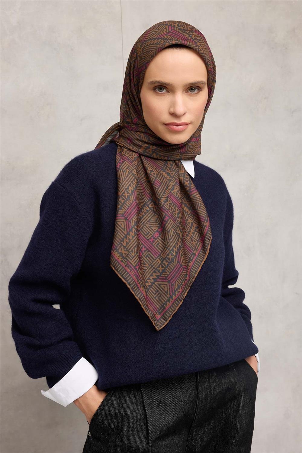 Pamuk Polyester Soft Eşarp Antrasit Geometrik Desenli Kaymaz Dokulu Tok Duruşlu 90x90