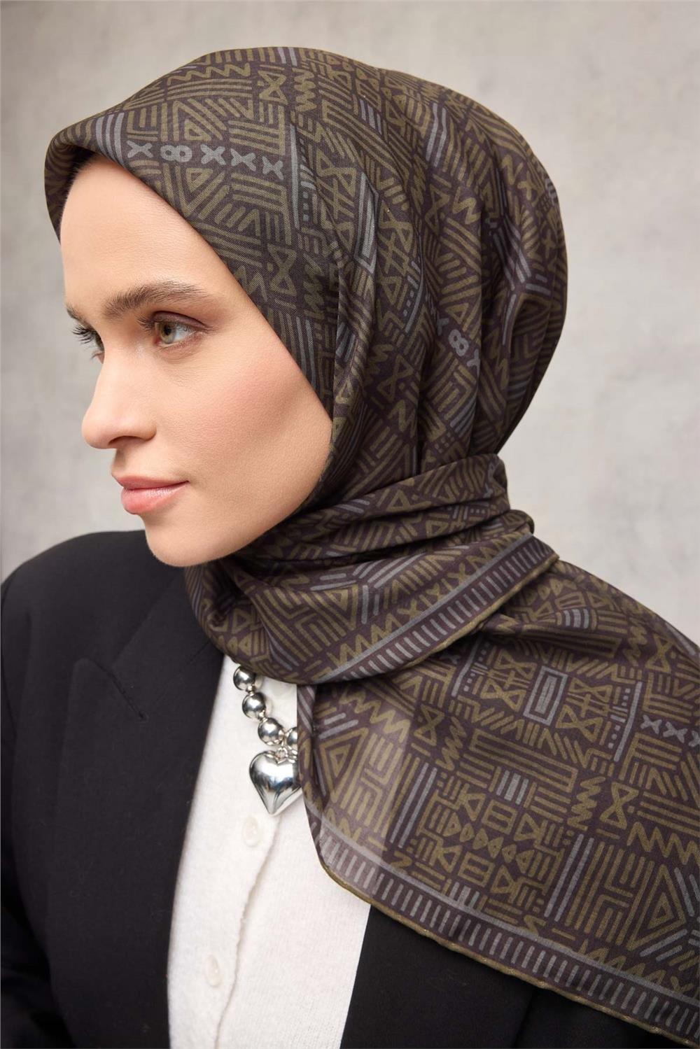 Pamuk Polyester Soft Eşarp Yağ Yeşili Geometrik Desenli Kaymaz Dokulu Tok Duruşlu 90x90