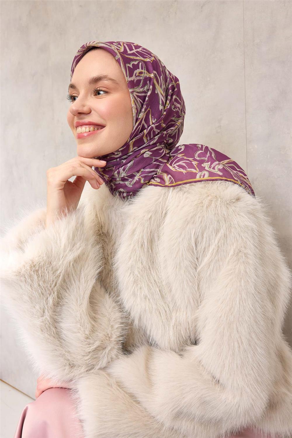 Pamuk Polyester Soft Eşarp Violet Zemin Krem-Hardal Lilyum Desenli Kaymaz Tok Duruşlu 90x90