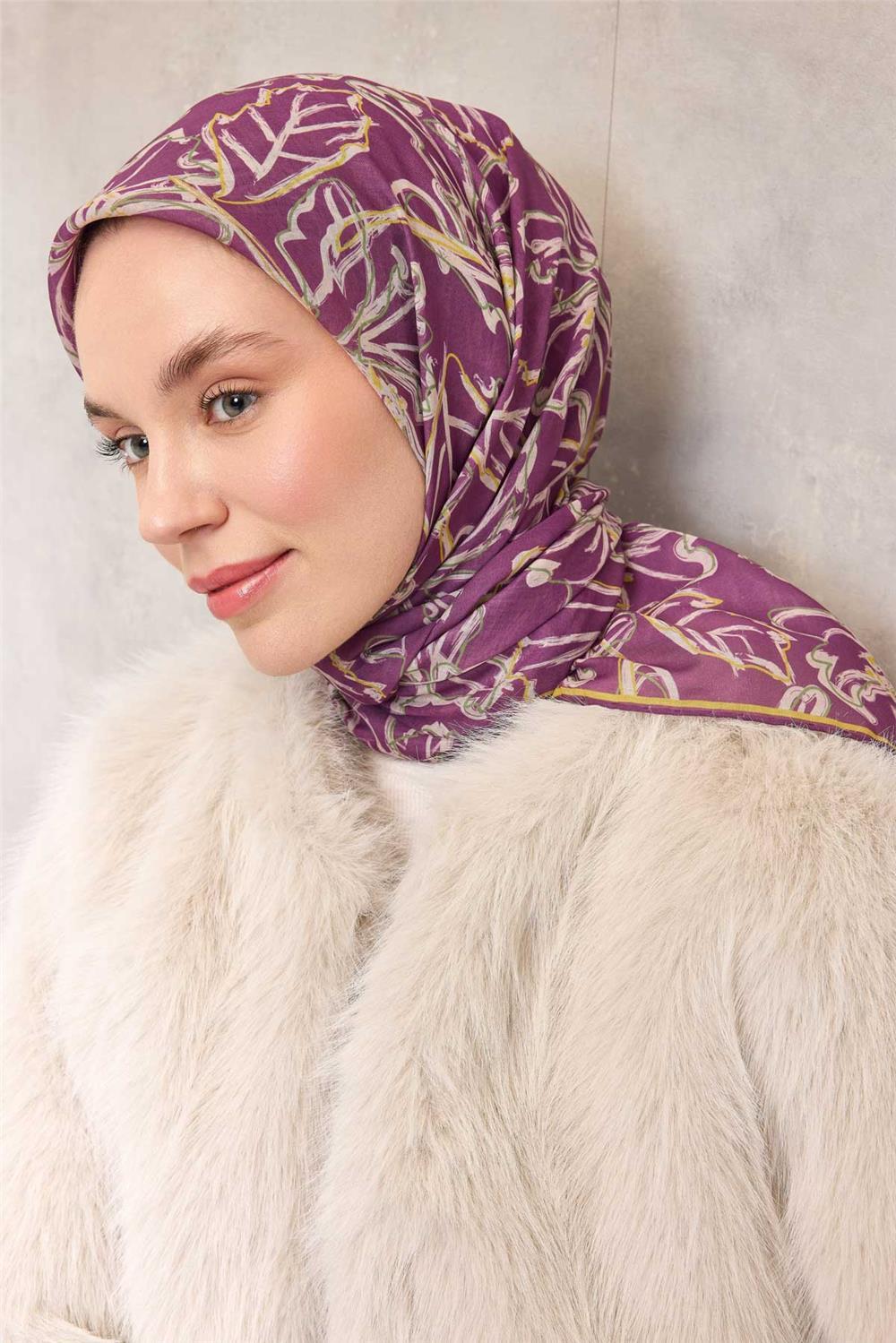 Pamuk Polyester Soft Eşarp Violet Zemin Krem-Hardal Lilyum Desenli Kaymaz Tok Duruşlu 90x90